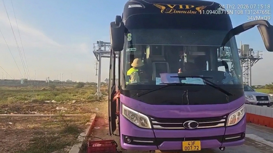 Liên tiếp phát hiện xe khách chở quá số người trên cao tốc